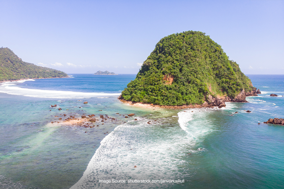 Jadi Surga Bagi Para Peselancar Pantai Pulau Merah Makin Ramai