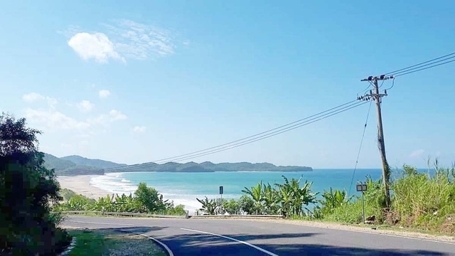 Daya Tarik Dari Pantai Soge Yang Terletak Di Pinggir Jalan Jalur