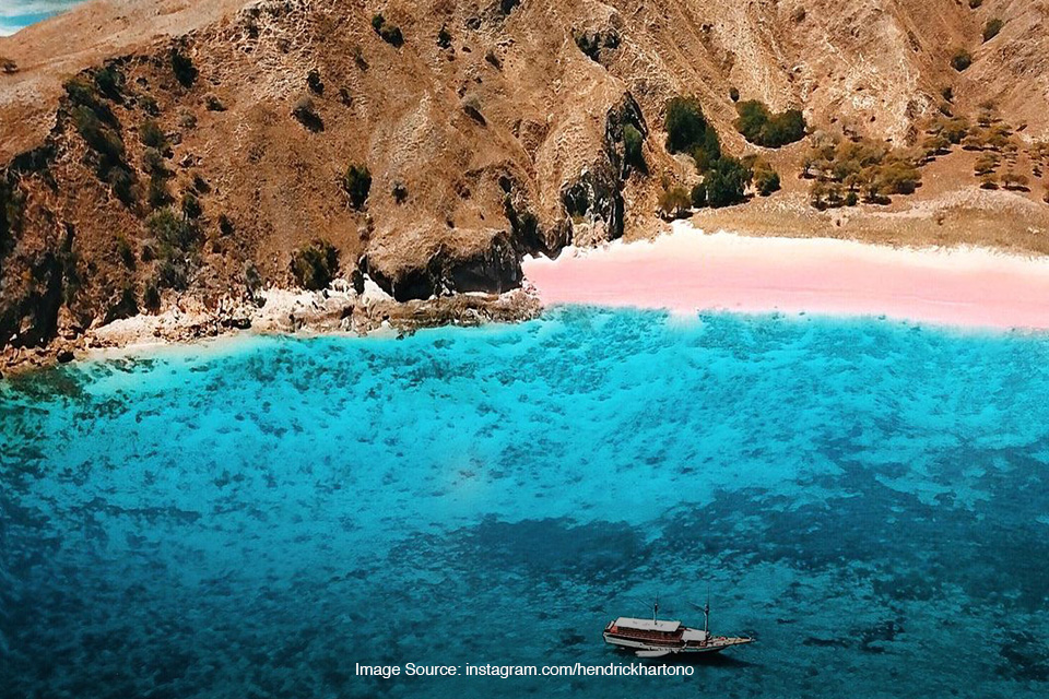 Pink Beach Rak Simak Sejarah dan Aktivitas Seru yang Bisa Lo Lakukan di Pink Beach ...