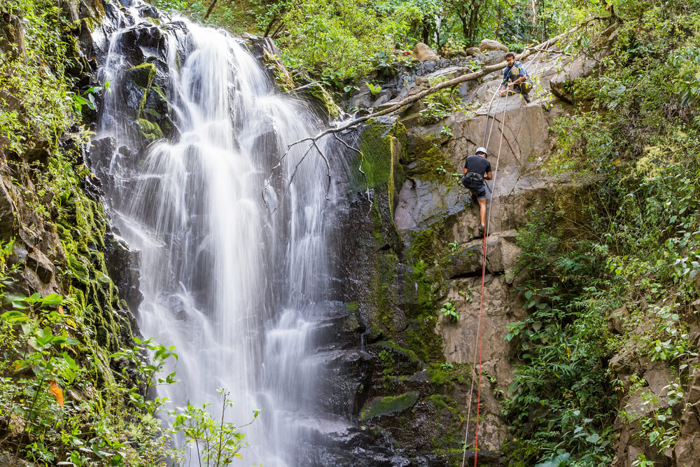Tempat Rappelling di Jawa Barat Buat Lo yang Suka Tantangan! | SUPERLIVE