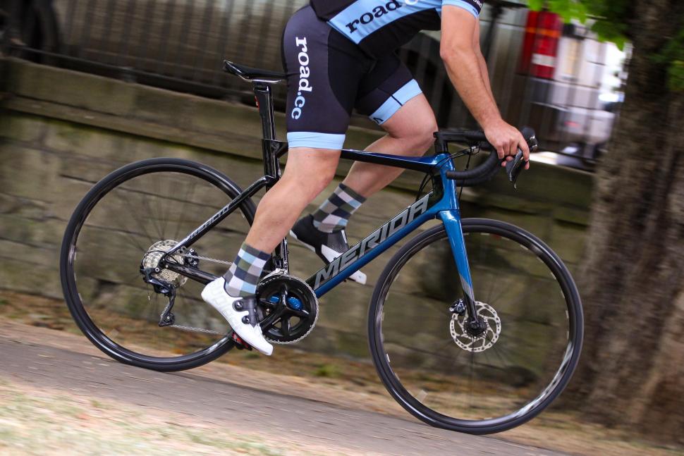 Gear Esensial Sepeda Roadbike Yang Wajib Lo Punya | SUPERLIVE