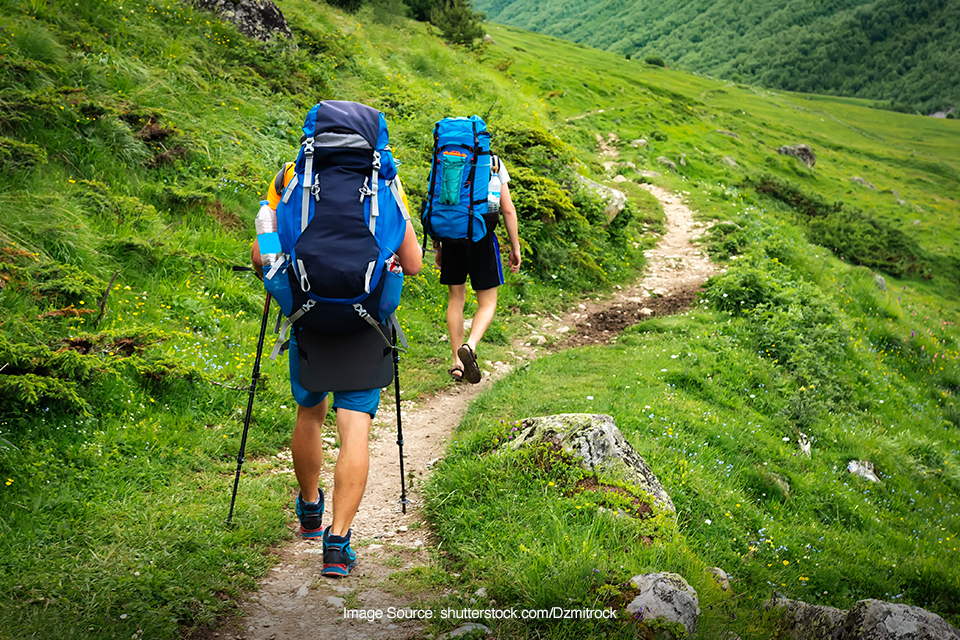 perbedaan hiking dengan trekking