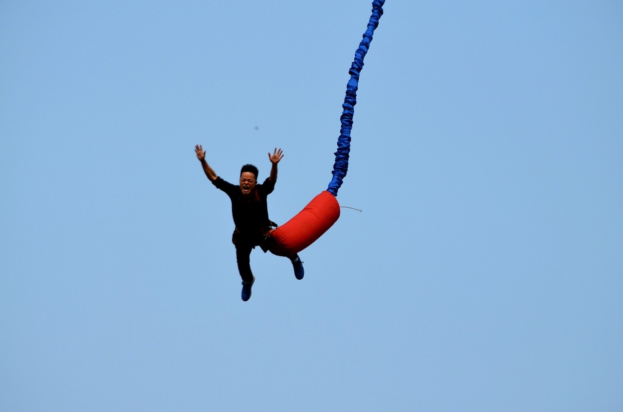 Ilustrasi bungee jumping. Image: PublicDomainPictures/Pixabay