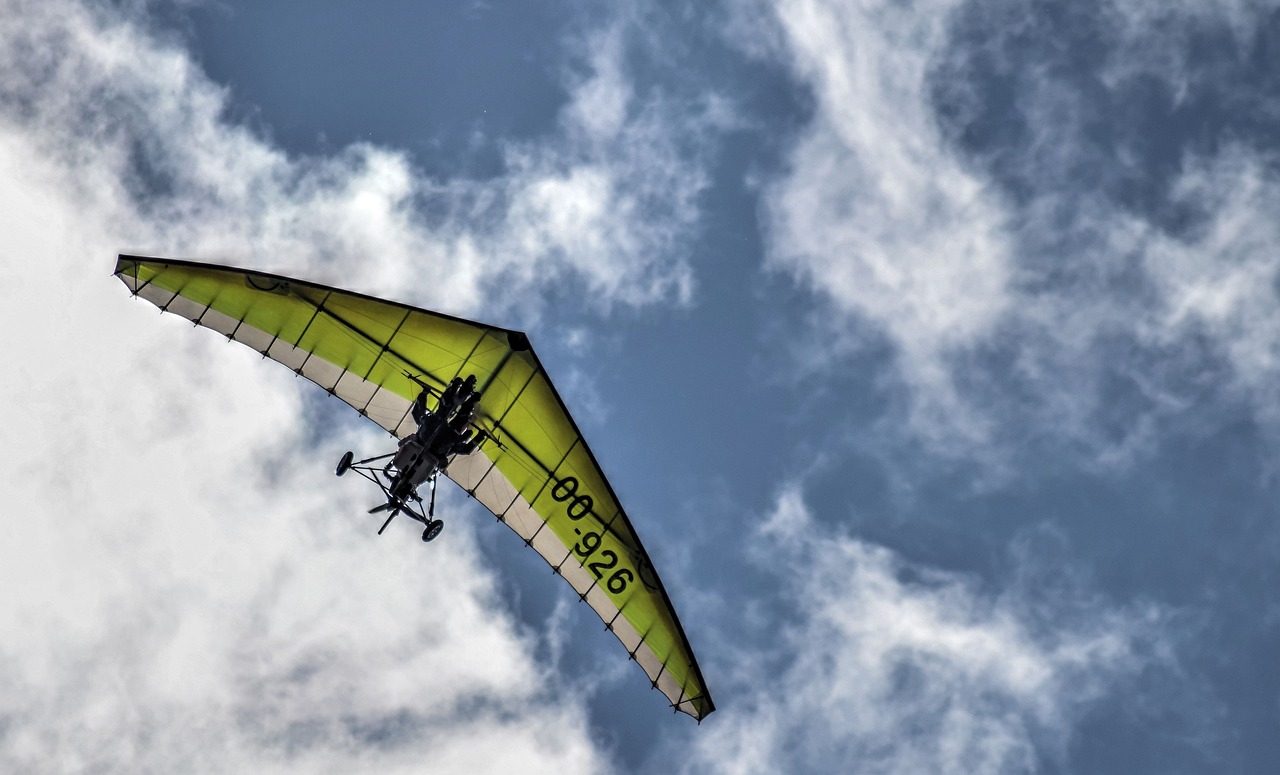 Ilustrasi hang gliding. Image: TheoRivierenlaan/Pixabay
