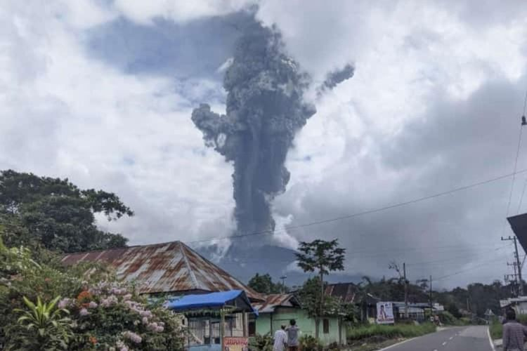 Gunung Marapi meletus. Image: X/@zakiberkata