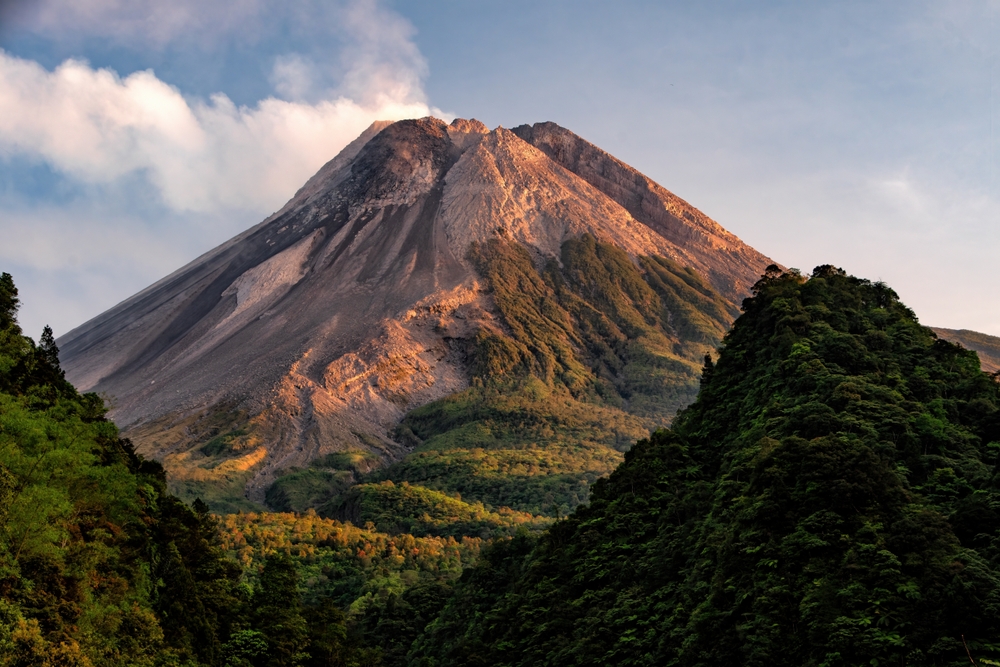 Perbedaan Gunung Vulkanik dan Non-Vulkanik