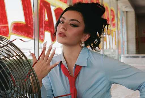 Charli XCX Rilis Single Baru Hot Girl (Bodies Bodies Bodies)