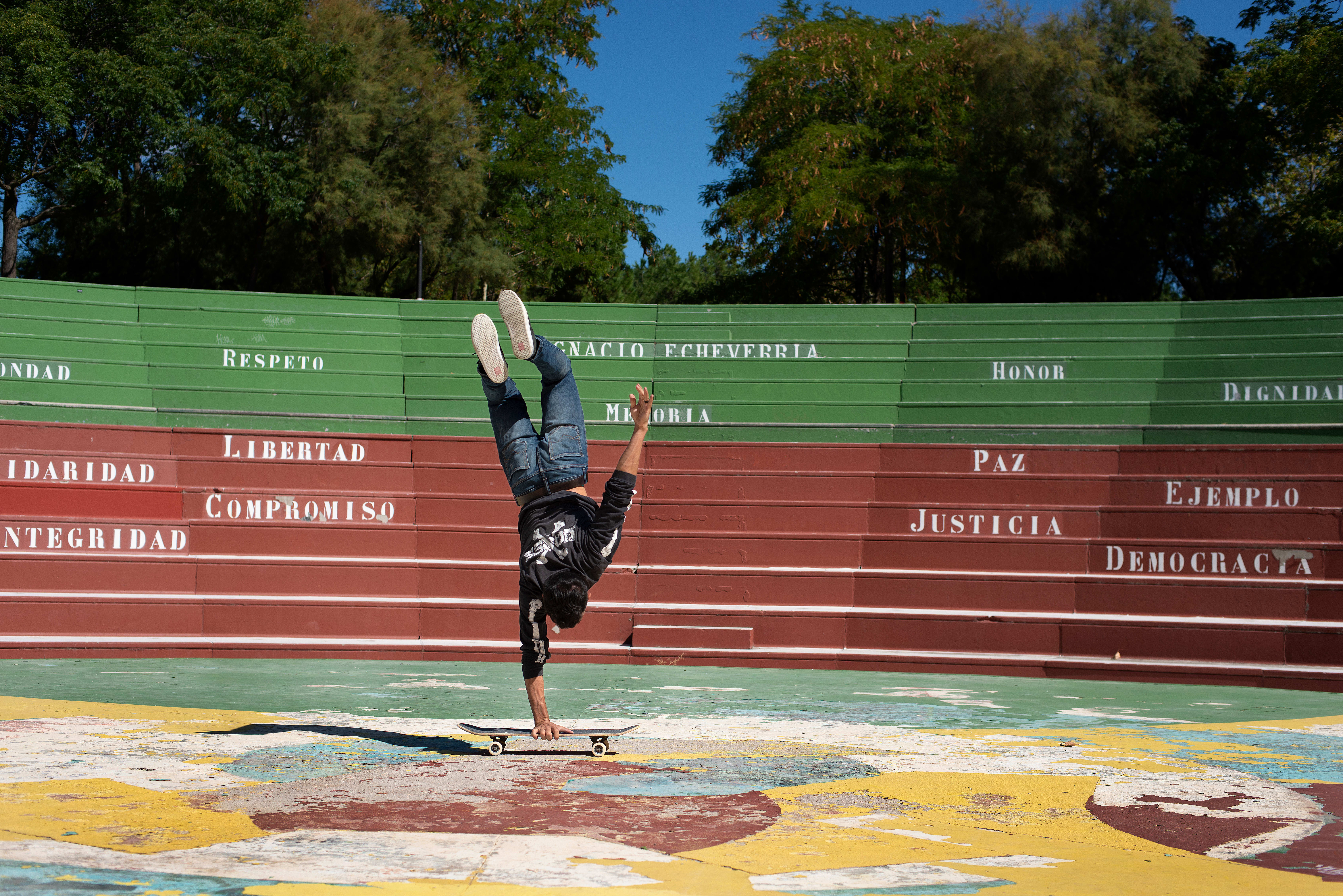 Gokil, Skateboarder Madars Apse Berhasil Lakuin Handstand Trik Selama Ini!