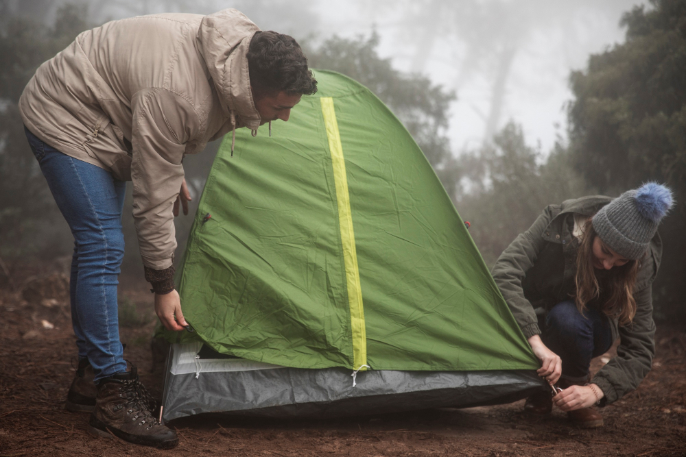 Ilustrasi mendirikan tenda. Image: Freepik