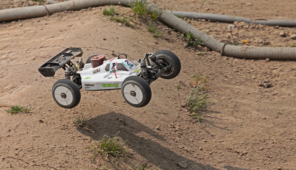 Gokil! Mobil RC Ini Terbang Sejauh 40 Meter, Mobil RC Lo, Gimana?