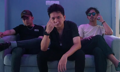 Adaptasi Atau Mati, Album Debut Peraukertas Dalam Enam Tahun