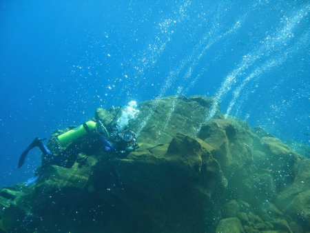 Gunung bawah laut di Pulau Mahengetang. Image: Indonesia.go.id