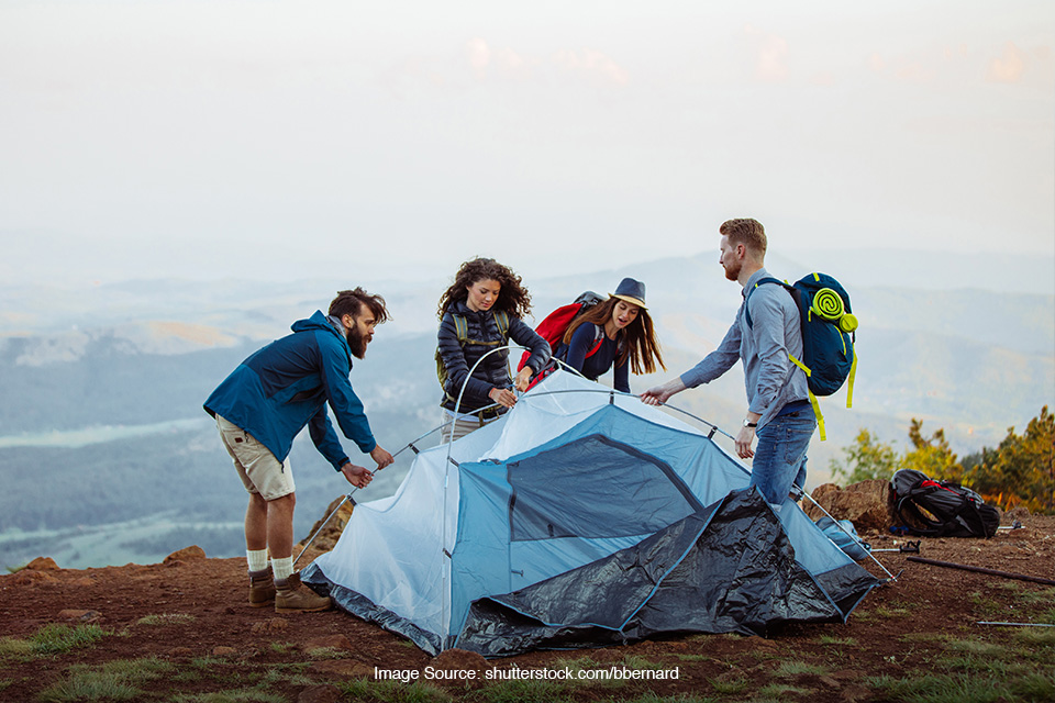 mendirikan tenda