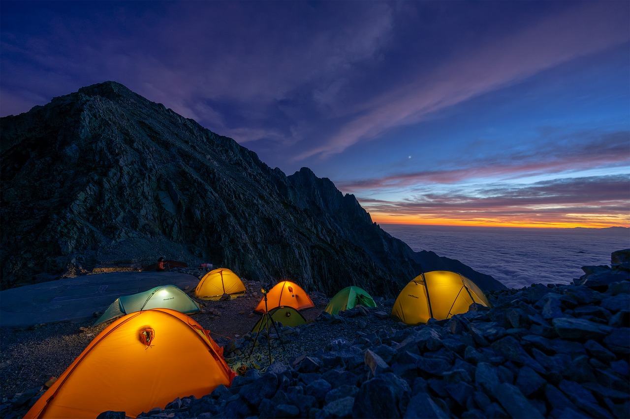 Ilustrasi camping. Image: Kanenori/Pixabay