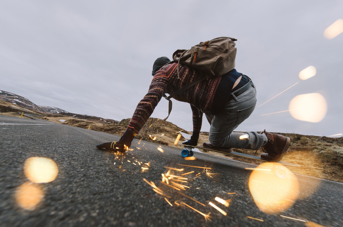 Sensasi Meluncur ala Skate di Iceland dengan Downhill Longboarding