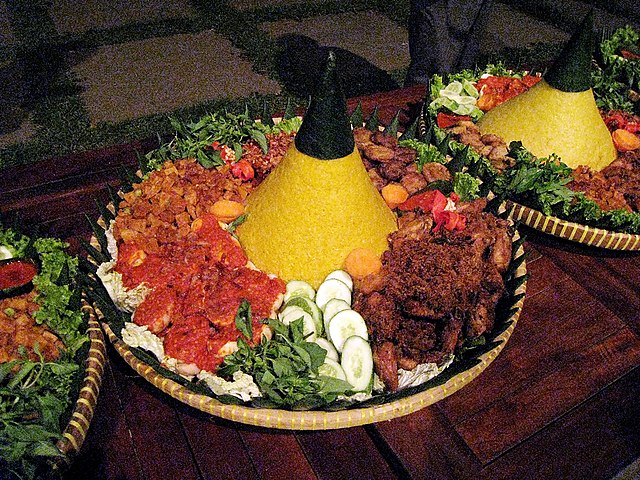Ilustrasi nasi tumpeng. Image: Wikipedia