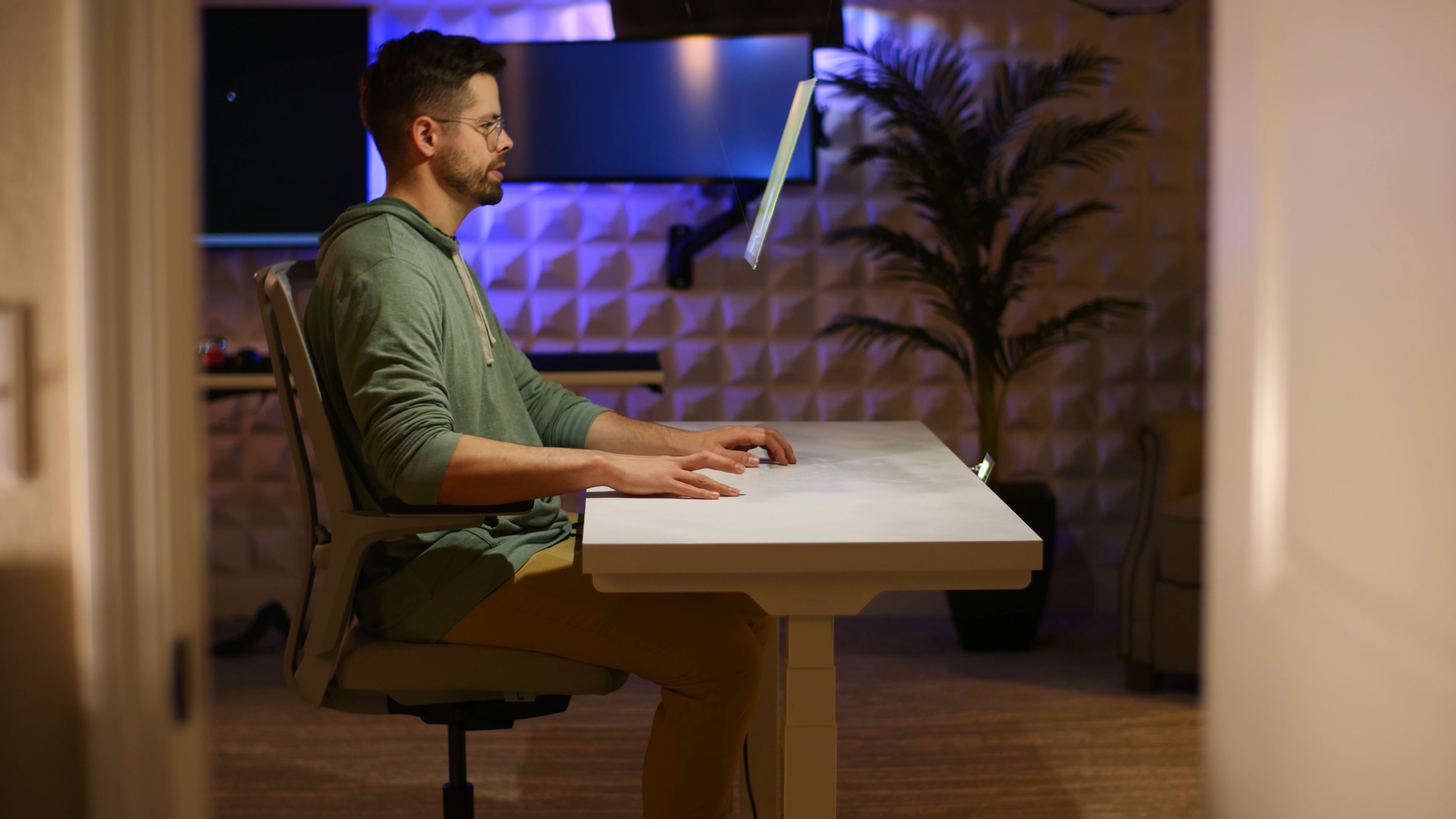 YouTuber Ini Buat Setup PC Yang Tembus Pandang, Super Keren!