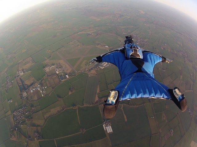 Ilustrasi wingsuit flying. Image:  Jonathan Francis/Unsplash