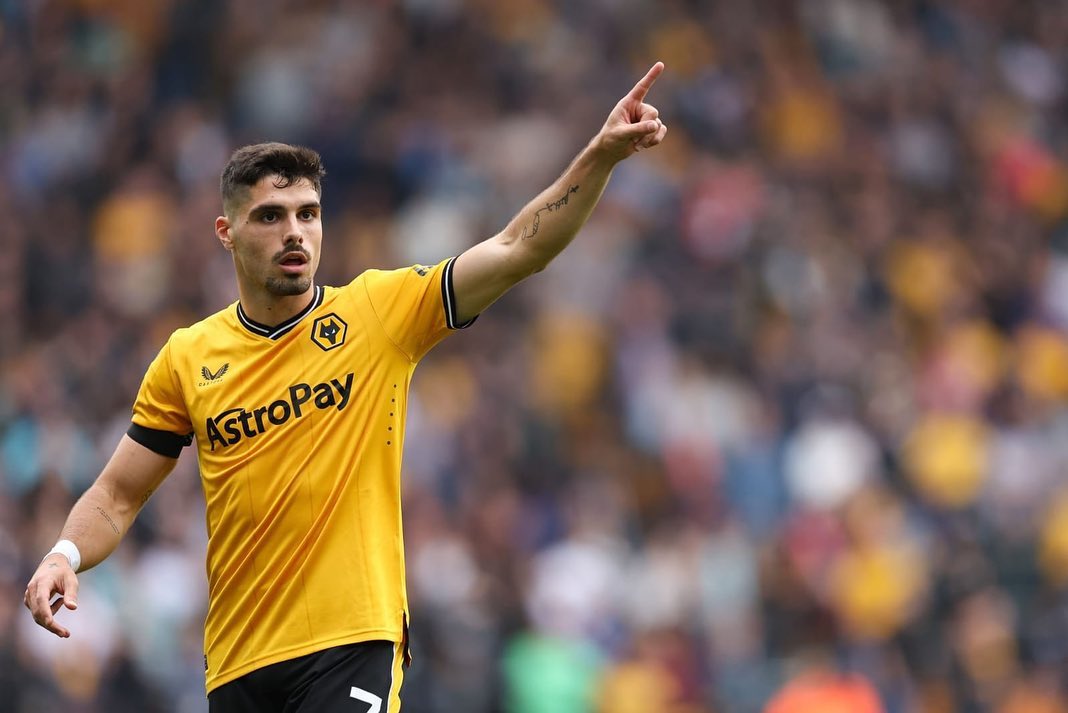 Khawatir Mo Slah akan pergi setelah beberapa kali tawaran fantastis dari klub liga Arab dalam waktu dekat Jurgen Kloop tertarik datangkan Pedro Neto dari Wolves sebagai suksesor.