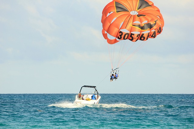 Ilustrasi parasailing. Image: Yinan Chen/Pixabay