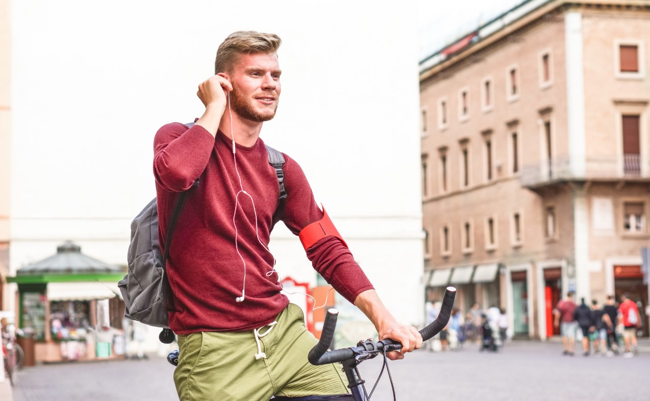 3 Alasan Lo Harus Ubah Kebiasaan Gowes Pakai Headset