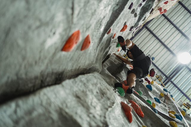 Ilustrasi bouldering. Image: Allan Mas/Pexels