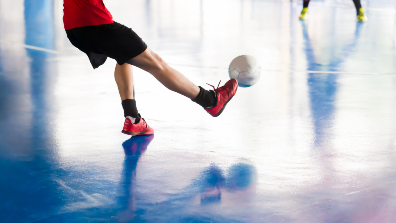 RISET MEMBUKTIKAN, TERNYATA KAOS KAKI YANG LO PAKE  NGARUH KE KUALITAS TENDANGAN!