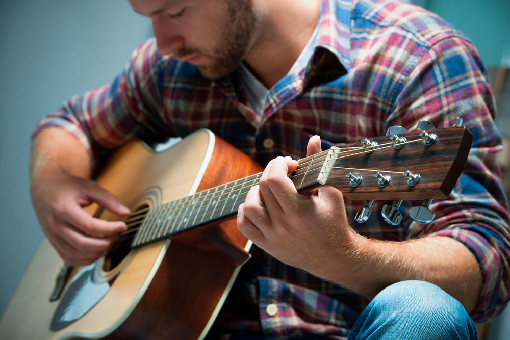 3 Tips Memilih Gitar Akustik untuk Pemula