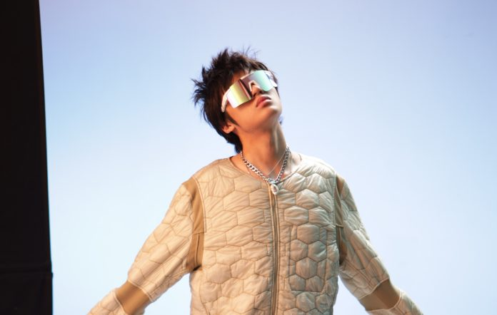 RUNAWAY W ME, Single Romantis Baru dari Warren Hue