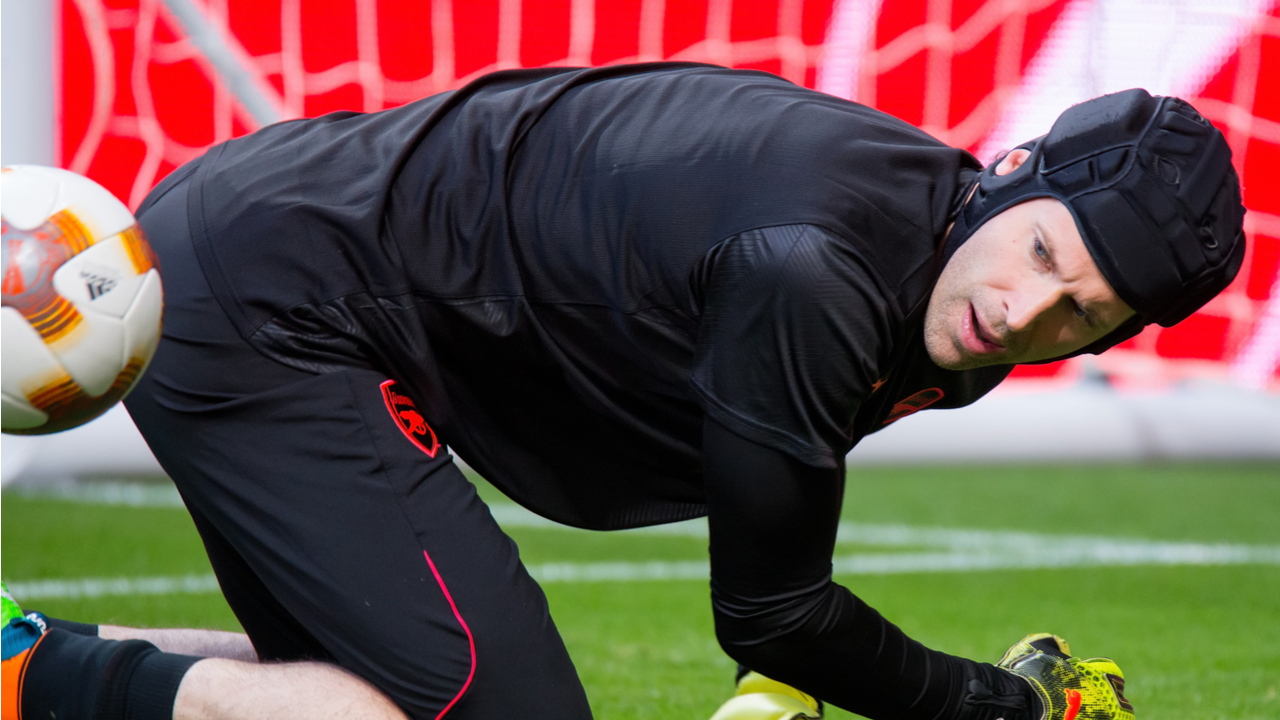 BELAJAR DARI SEJARAH, APAKAH KIPER PERLU PAKAI PELINDUNG KEPALA?