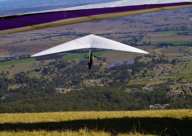 Ilustrasi hang gliding. Image: Pixabay