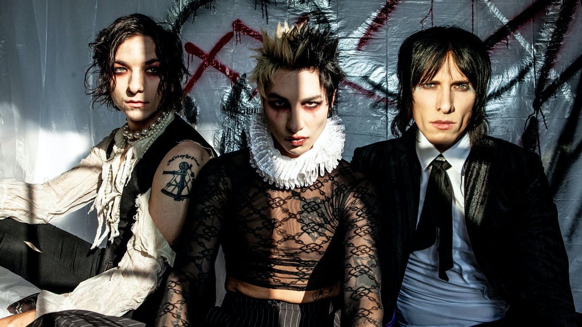 Broken, Single Baru yang Dilepas Palaye Royale