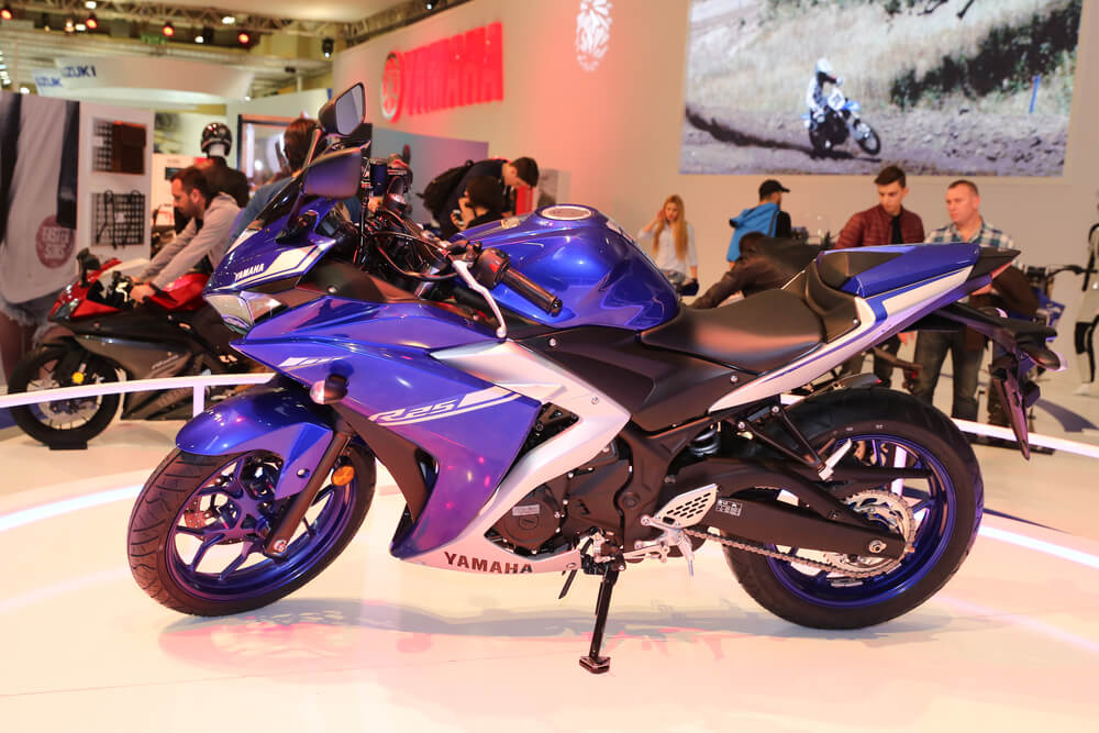 Yamaha R25 2025 vs CBR250RR Yamaha R25 2025 vs CBR250RR