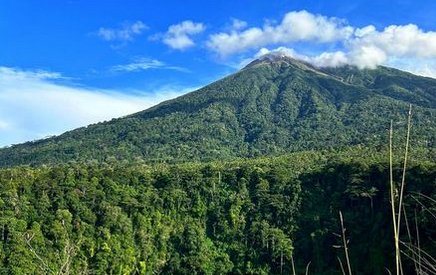 Gunung Gamalama. Image: Instagram/@taratapira
