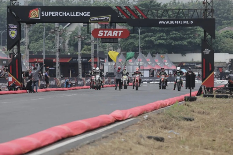 Jangan Salah, Pahami Arti Bendera Yang Ada Di Balapan Supermoto! Part 1