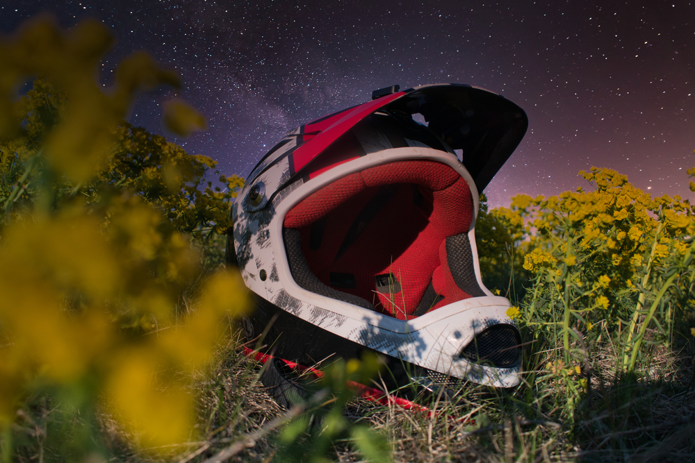 Bagi para pecinta gowes di medan terjal dan penuh rintangan, downhill menjadi salah satu pilihan yang memacu adrenalin. Tapi, di balik keseruannya, keselamatan selalu menjadi prioritas utama. Nah, di sinilah helm downhill berperan sebagai pelindung kepala