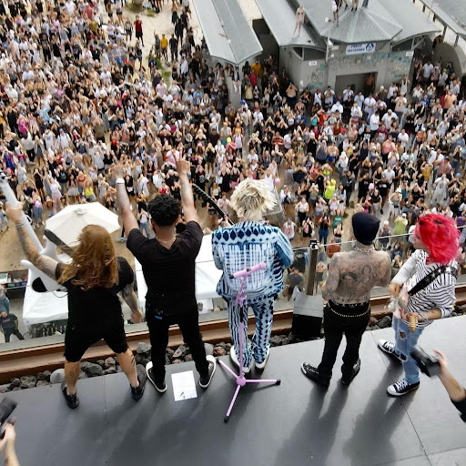 Machine Gun Kelly dan Travis Barker Bikin Rooftop Gig Dadakan