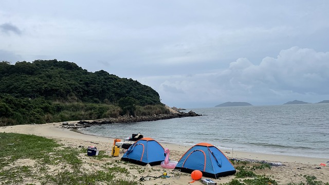 Ilustrasi camping di pantai. Image: lelepig/Pixabay