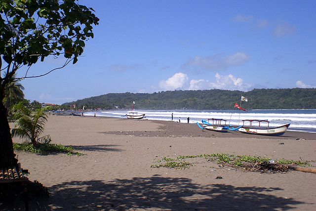 Pantai Pangandaran. Image: Wikipedia/Kondephy