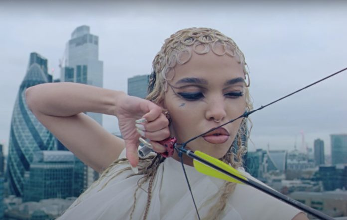 FKA Twigs Panah Dirinya Sendiri di Video Musik Meta Angel
