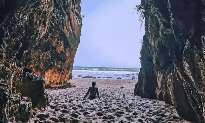 Pantai Gua Langir. Image: Instagram/@info_seputar_pantai_sawarna_