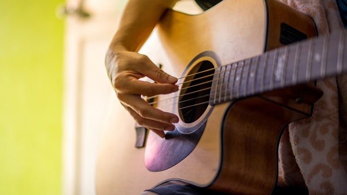 5 Cara Memilih Senar Gitar yang Baik untuk Pemula