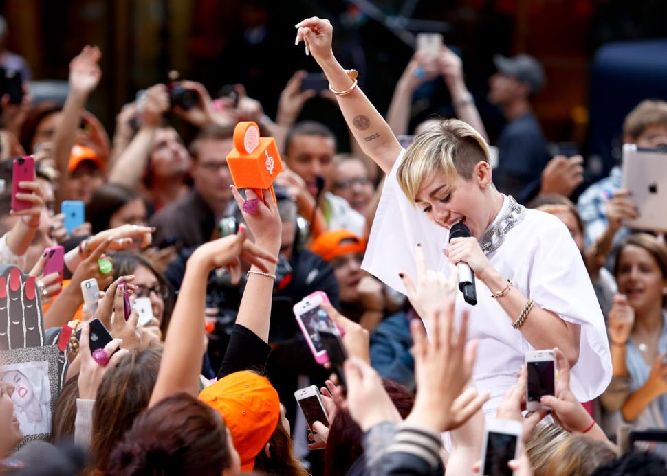 Miley Cyrus Incar Billie Eilish untuk Kolaborasi