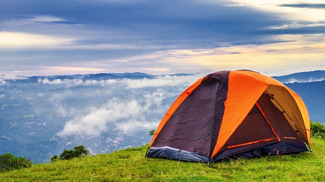 Ilustrasi tenda camping. Image: Pixabay