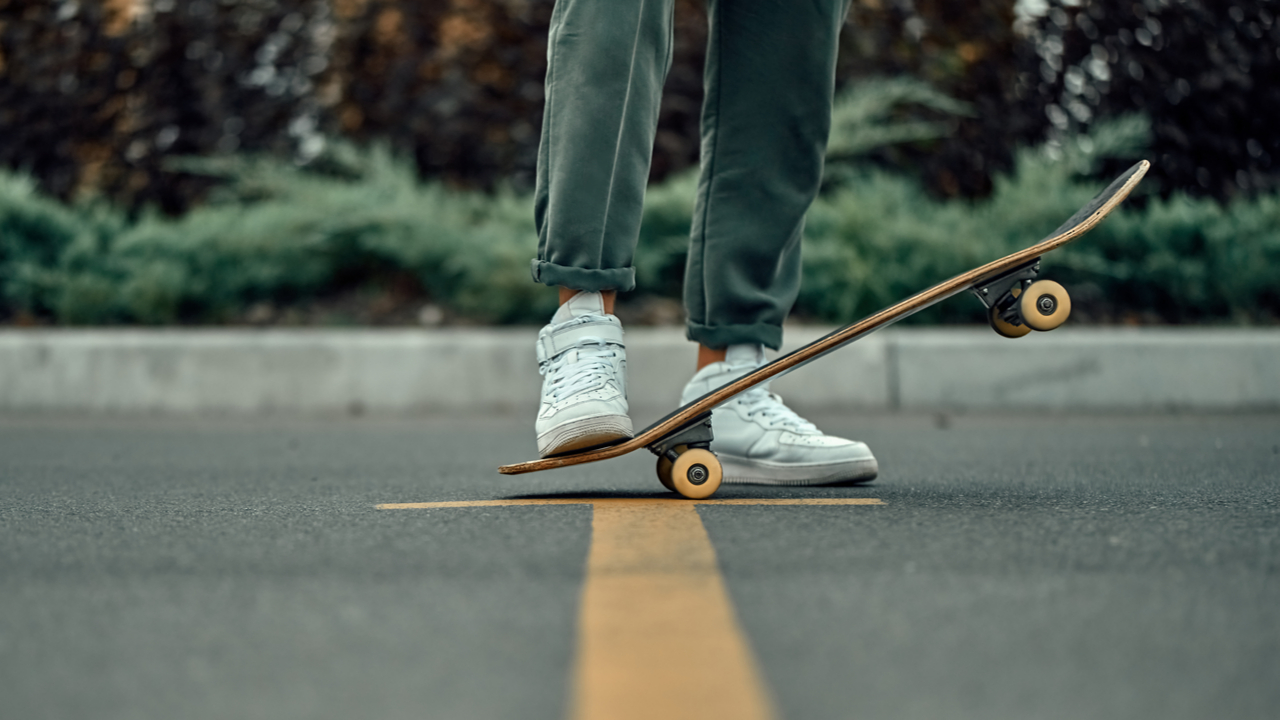 Skinny Jeans dan Skateboard, Kenapa Dua Benda Ini Jarang Terlihat Berdampingan?
