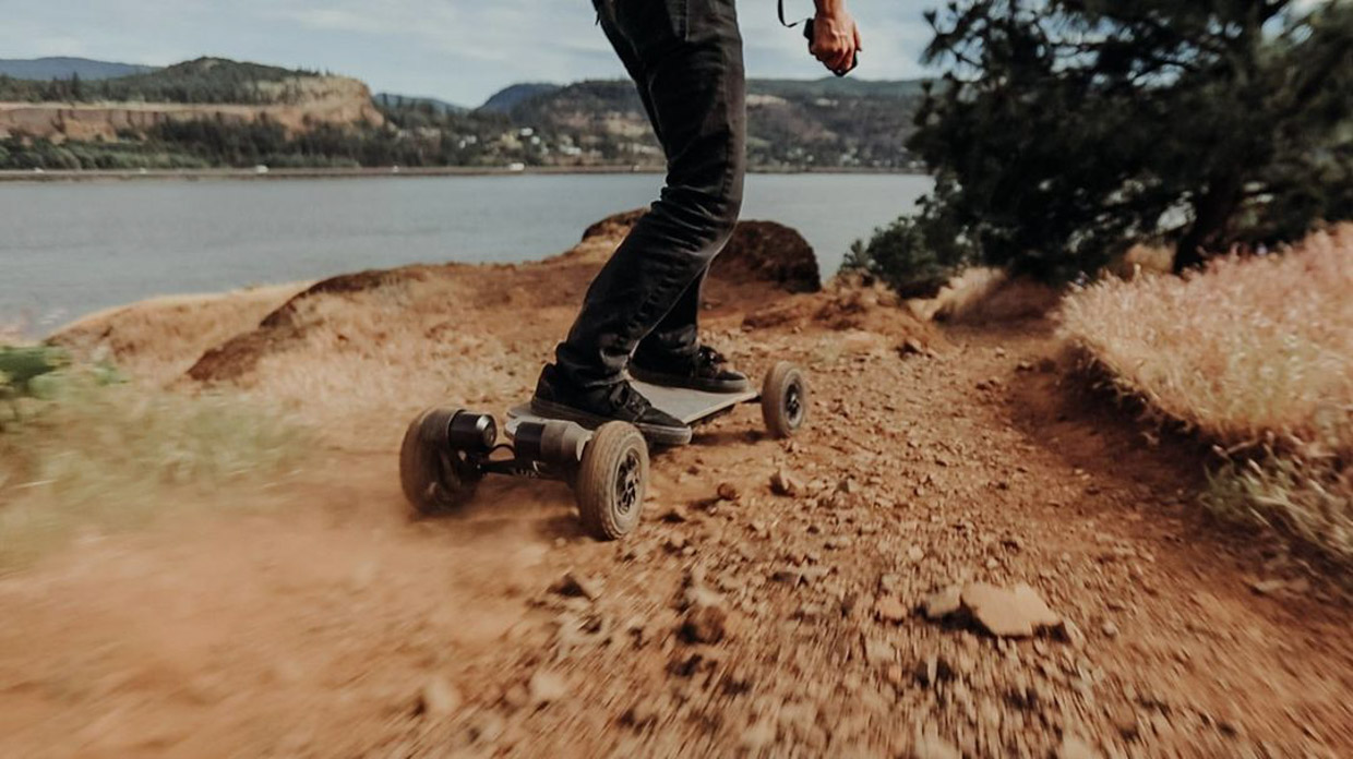 Off-Road Skateboards Buat Lo yang Mau Menantang Elemen Alam!