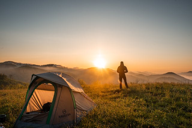 Ilustrasi camping sendirian: Image: cliford mervil/Pexels