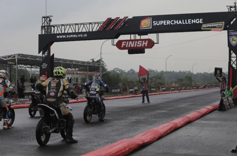 Jangan Salah, Pahami Arti Bendera Yang Ada Di Balapan Supermoto! Part 2