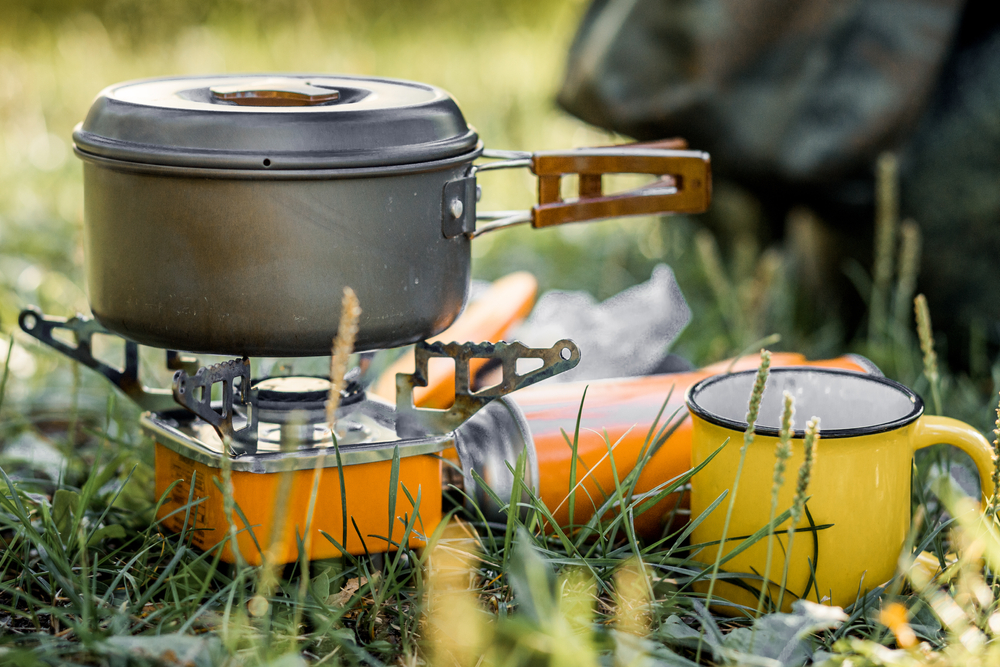 shutterstock_1703027218Eh, buat kamu yang suka nge-camp, piknik, atau sekadar masak-masak di luar rumah, wajib banget punya kompor portabel! Nggak perlu ribet lagi nyari tungku kayu atau repot bawa perlengkapan masak yang banyak. Dengan kompor portabel, k