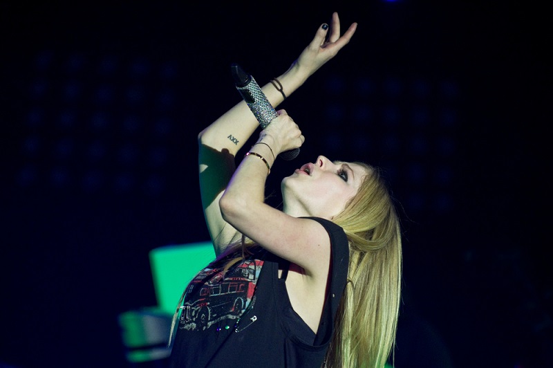 Avril Lavigne Bujuk Mark Hoppus Main Film